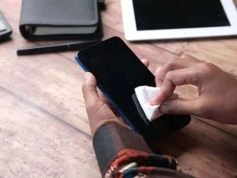 This method will help you remove the dirt hidden in every corner of the phone, your mobile will shine like silver