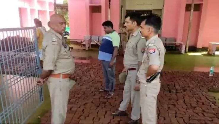 There was a ruckus in Chandauli, UP after the body of a police inspector was found in the water tank of the police station, now it is being discussed everywhere