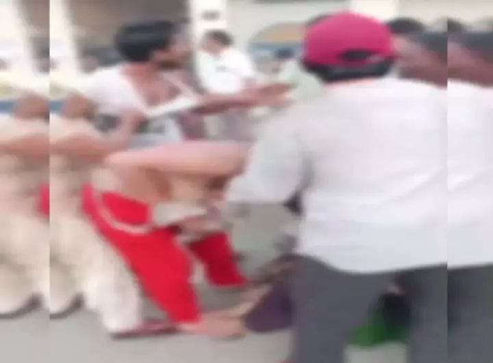 Women were stripped half naked after their clothes were torn in the middle of the intersection, watch this shameful video