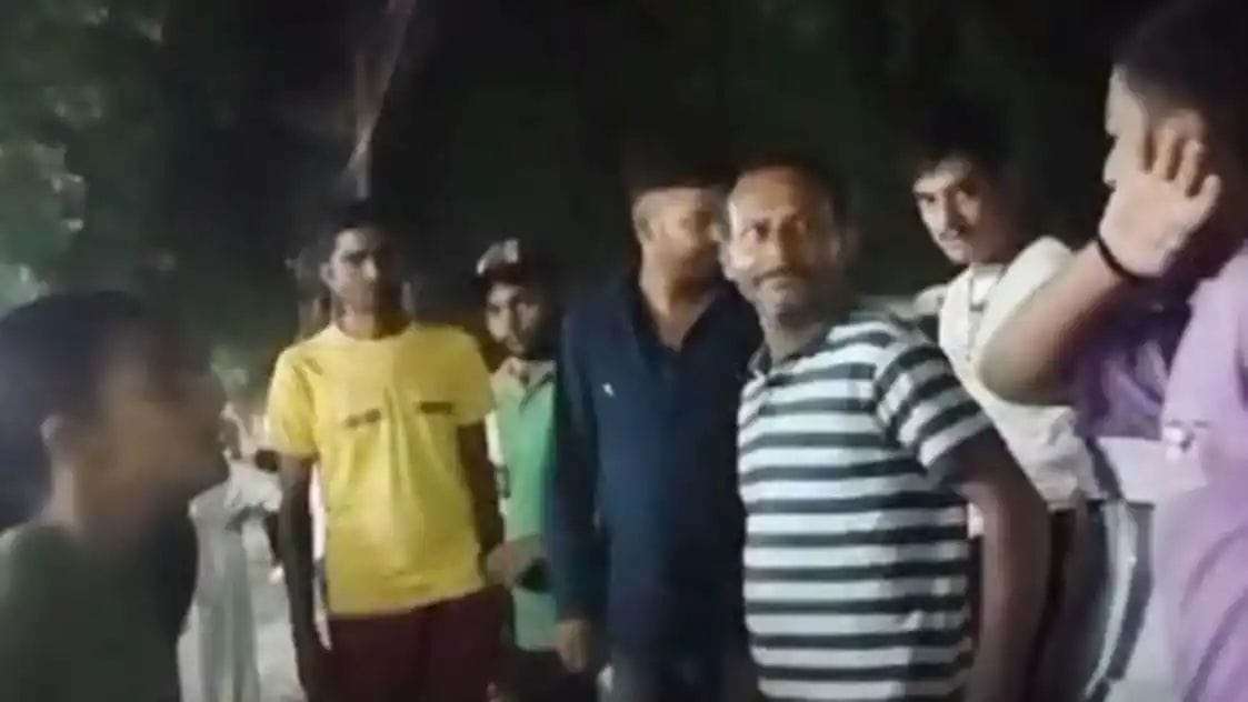 Courage: Two young men molested the girls walking on the road in Haldwani, Judo Karate sisters chased them away with kicks and punches