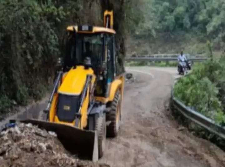 Due to rain in Uttarakhand, roads are also facing the brunt of the weather, many routes including NH-SH are blocked