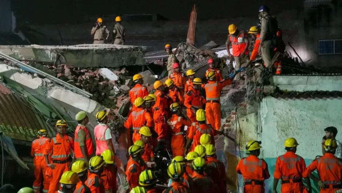 Lucknow accident: Vibrations for 15 seconds, building collapsed after 15 minutes, 8 dead