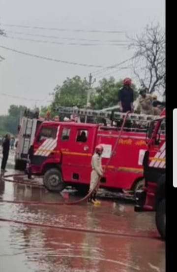 Massive fire breaks out in Delhi's textile factory, 26 fire brigades on the spot