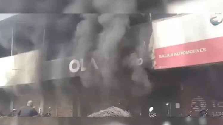 A man reached Ola's showroom with petrol and set it on fire, the company suffered a loss of lakhs, know the reason