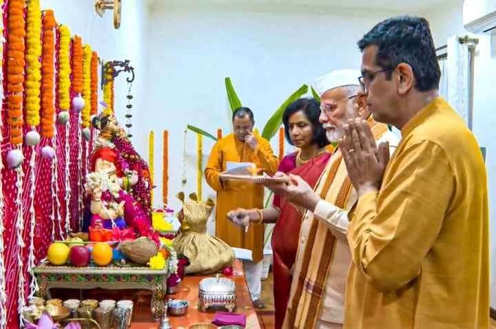 PM Modi took part in Ganpati Puja, reached CJI Chandrachud's house