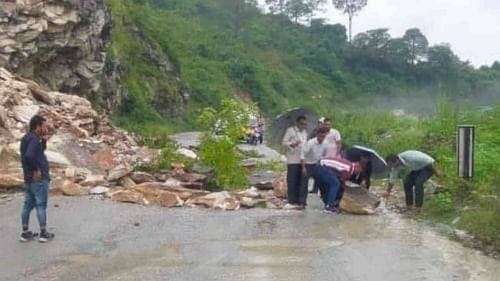 Boulders fell from the hill on Badrinath highway, the road remained closed for an hour