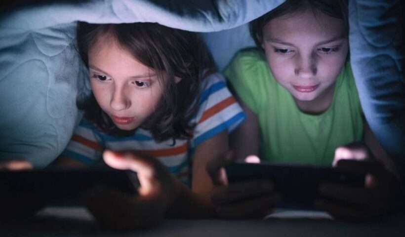 Do not scold or beat, but use these methods to get rid of your child's mobile addiction