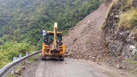 The road connecting Uttarakhand to Himachal is closed due to landslide, stones are continuously falling from the hill