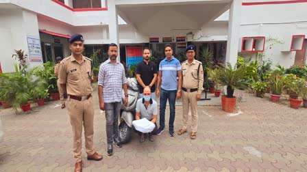 Police arrested a smuggler who was roaming around with hashish worth four lakhs on a scooter