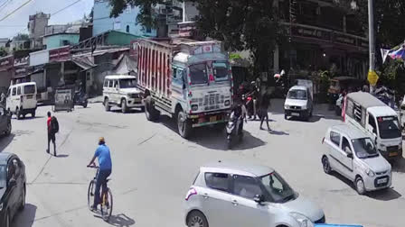 Accident after accident: Now here a truck crushed the youth riding a scooter, painful death on the spot