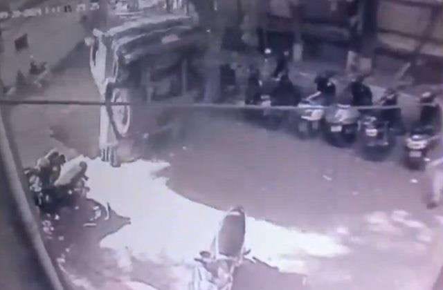 The entire municipal corporation truck got submerged in a sinkhole in Pune, causing chaos everywhere, watch the shocking video