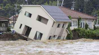 Buildings shook like swings due to powerful earthquake waves, people scared with tsunami warning with high waves