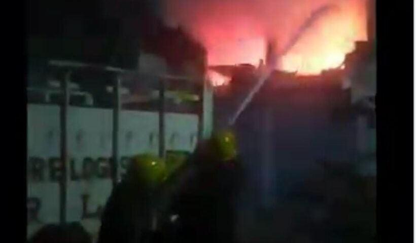 A huge fire broke out in a firecracker shop, explosions at midnight caused panic among people, watch the video