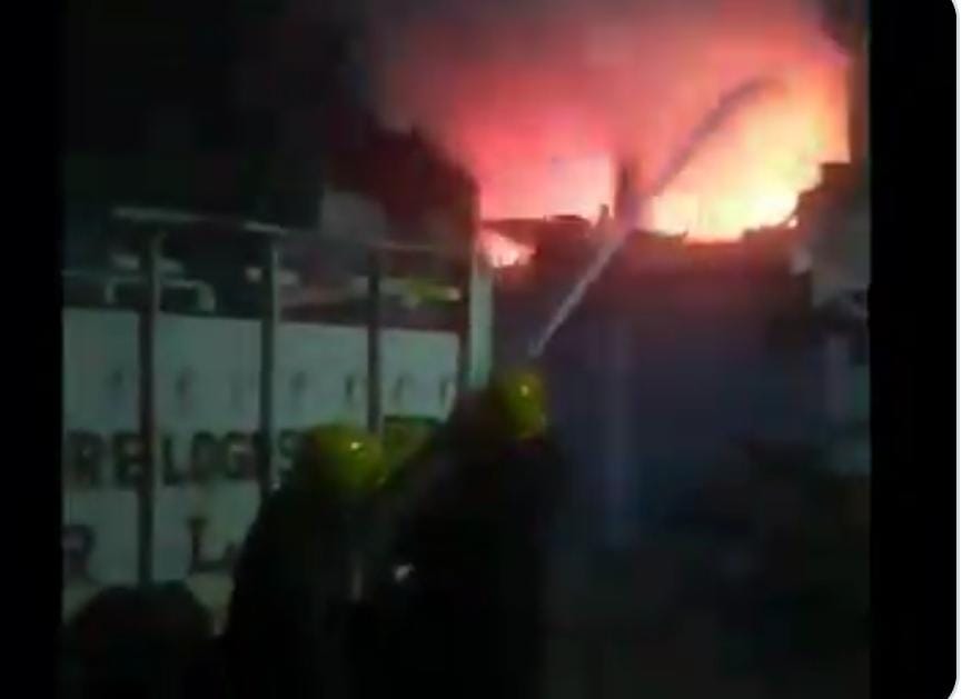 A huge fire broke out in a firecracker shop, explosions at midnight caused panic among people, watch the video