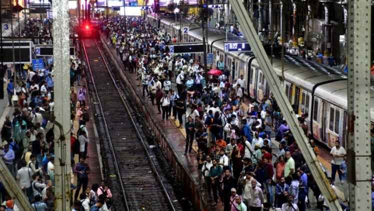 Alert issued for heavy rain in Mumbai, all schools and colleges closed, this update also came on flights, railways and traffic