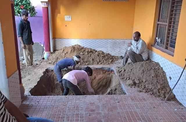 Father had gone missing 30 years ago, now while digging the house, a skeleton was found buried in the courtyard, the police is also surprised