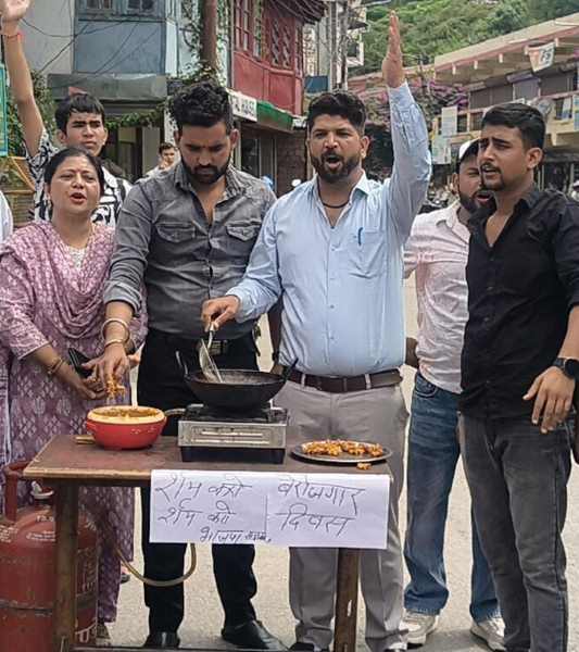 Youth Congress workers fried pakodas in Almora, celebrated Unemployment Day on PM Modi's birthday