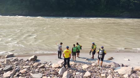 Major accident in Uttarakhand: Two youths drowned in Ganga, missing, search operation continues