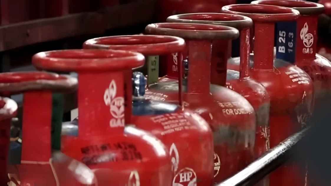 On the morning of October 1, there was a big blow of inflation, LPG cylinder became expensive