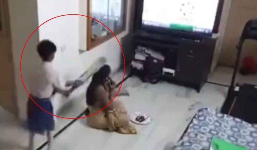 When the mother did not give him the phone, the child hit her on the head with a bat, watch this dangerous video