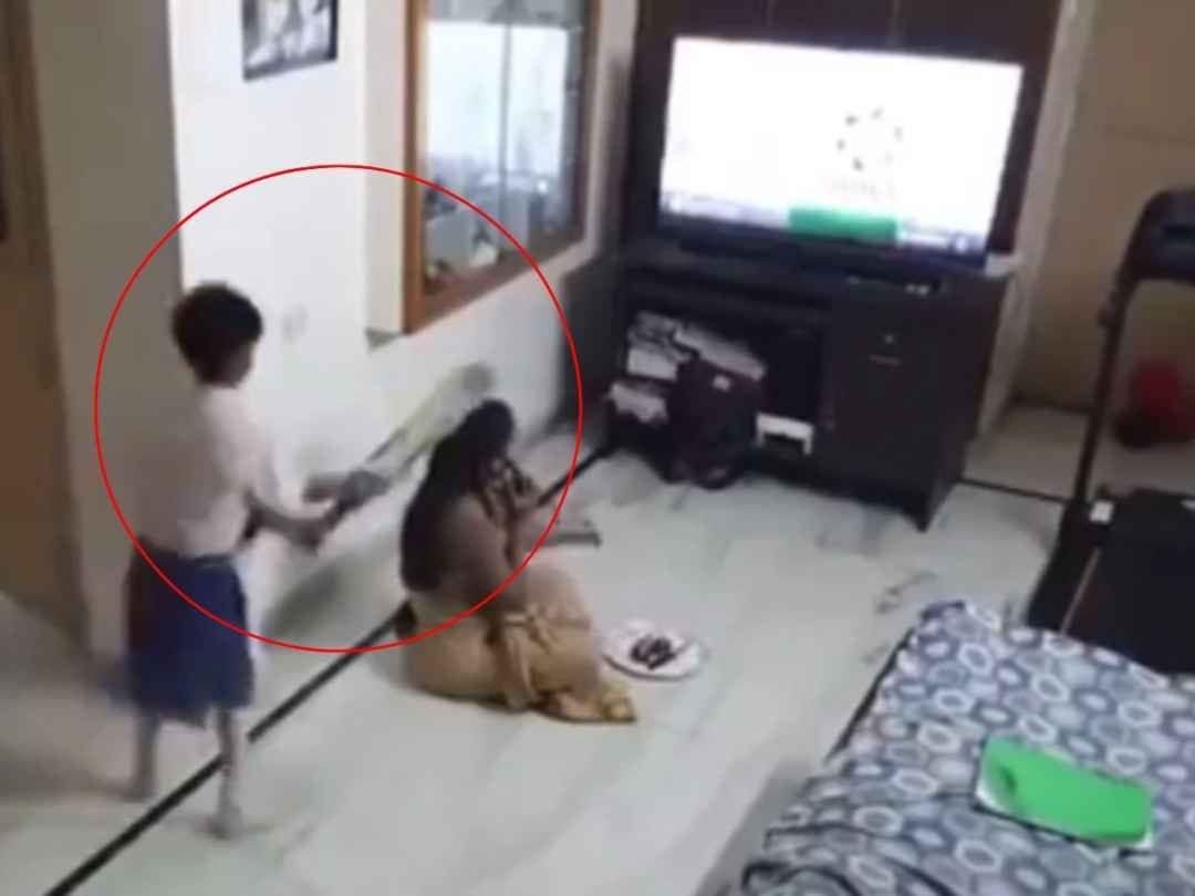 When the mother did not give him the phone, the child hit her on the head with a bat, watch this dangerous video