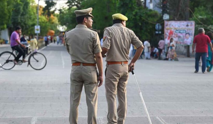 The inspector's neck was cut by a Chinese knife, he kept writhing in pain on the road, people kept making videos instead of helping him