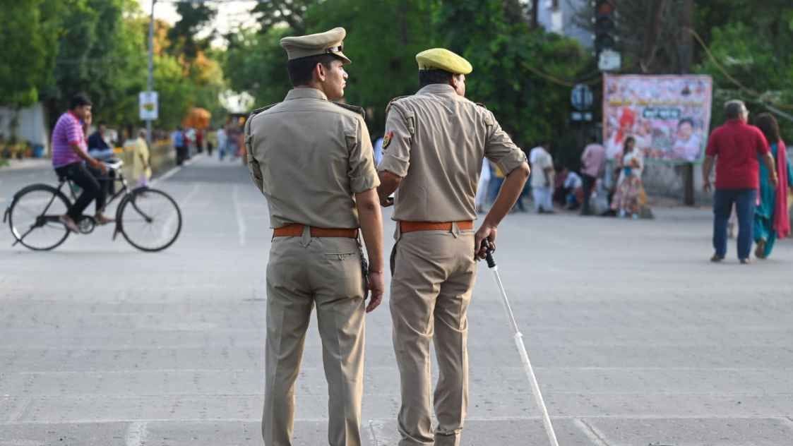 The inspector's neck was cut by a Chinese knife, he kept writhing in pain on the road, people kept making videos instead of helping him