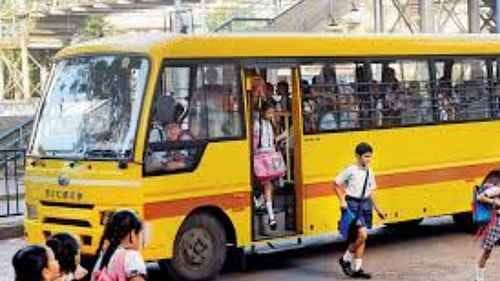 Children kept falling due to dizziness in the scorching sun, school did not open the gate, parents created a ruckus