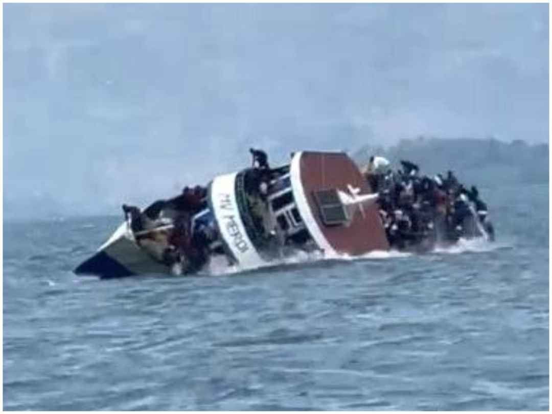 Tragic accident: A boat carrying 300 passengers sank in deep waters, 78 dead, many missing