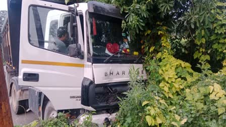 Terrible collision between dumper and bike, mother and son died in the accident