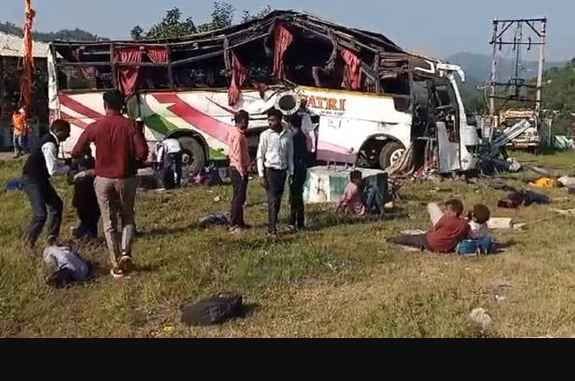 The driver was making a reel while driving the bus, the passengers stopped him but he did not listen, an accident happened and 6 died