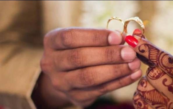 Kalyug has spread in Hathras of UP, brother and sister got married to each other, causing uproar