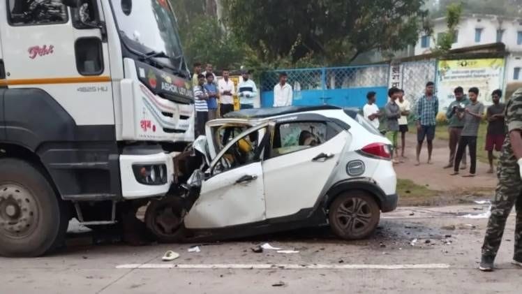 The car suddenly rammed into a truck, the young man and woman sitting in front died on the spot, the condition of two is still critical