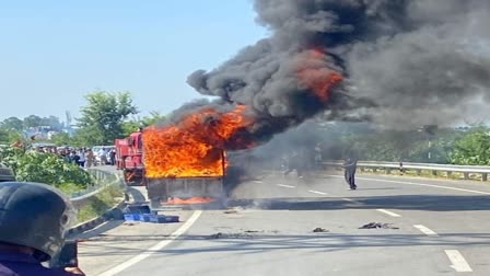 A pickup truck moving on the highway turned into a ball of fire, causing a stir, the fire was barely brought under control