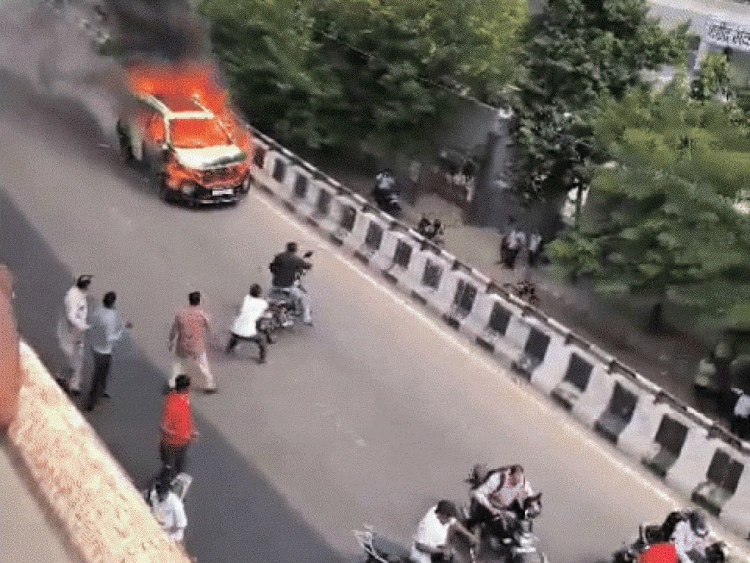 Burning car ran on the road without a driver, causing chaos on the road, watch the video