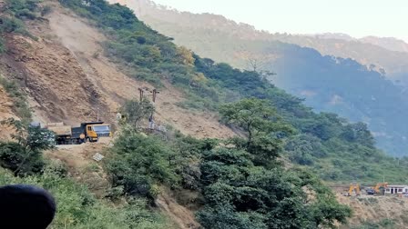 Landslide occurred on Gangotri Highway, boulders fell from the hill, long queue of vehicles