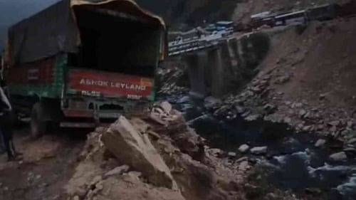 Debris fell from the hill on Bhawali Almora Highway, passengers troubled due to truck getting stuck