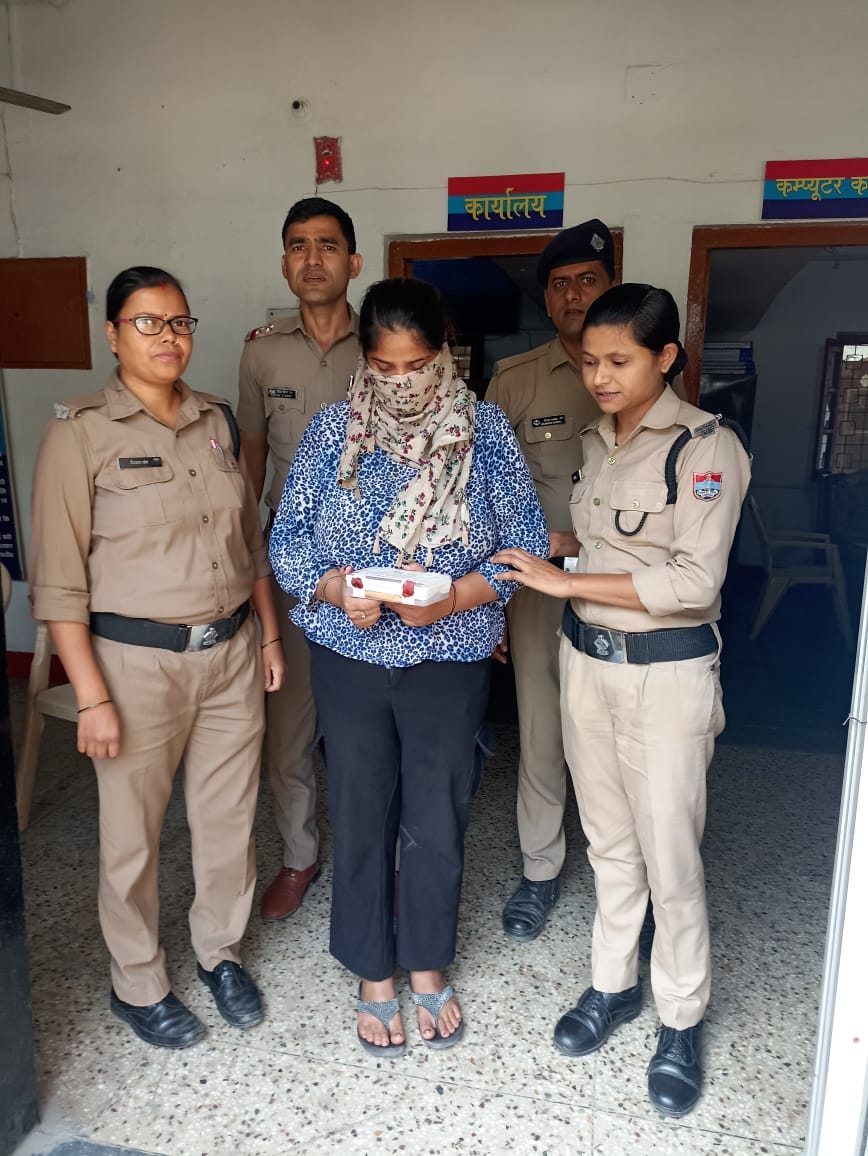 A woman ran away after stealing a gold necklace worth 3 tolas from the bag of a customer getting ready in a beauty parlor; police arrested her