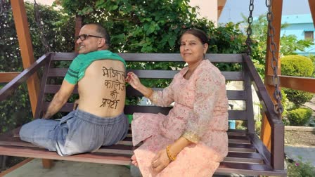 On Karwa Chauth, wife wrote medical college property on husband's back, people are praising her, know the reason