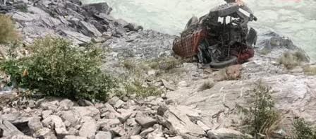 Truck breaks parapet and falls into 10 meter deep ditch, driver and his wife missing