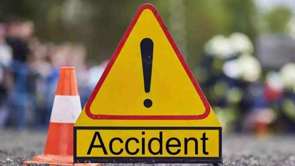 Road accident: A family was going from Noida to Bareilly to celebrate Diwali, a terrible accident happened, six people died