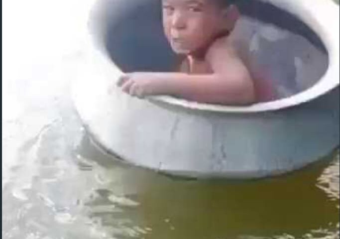 This viral video will shake your soul, a child sitting in a small pot in a severe flood is pleading for help, your heart will melt after hearing his scream, watch