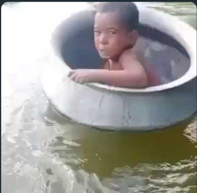 This viral video will shake your soul, a child sitting in a small pot in a severe flood is pleading for help, your heart will melt after hearing his scream, watch