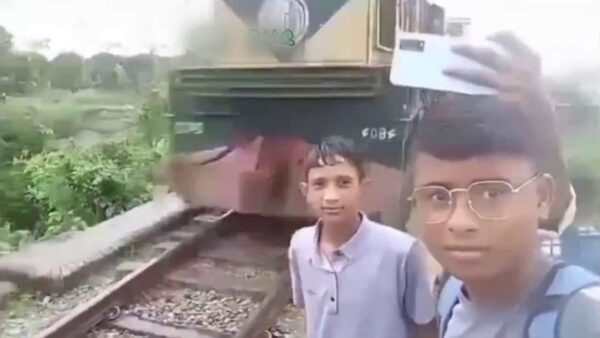 he-was-making-a-video-on-the-railway-track-a-high-speed-train-hit-him-watch-this-horrifying-video-of-death