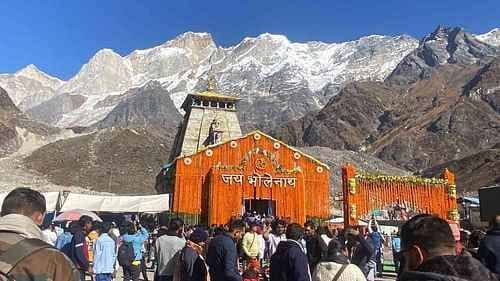 Baba Kedarnath's temple was decorated with 10 quintals of flowers, the doors of the temple will be closed for winter on November 3