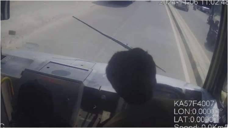 The driver suddenly got a heart attack while driving the bus, watch this hair-raising video