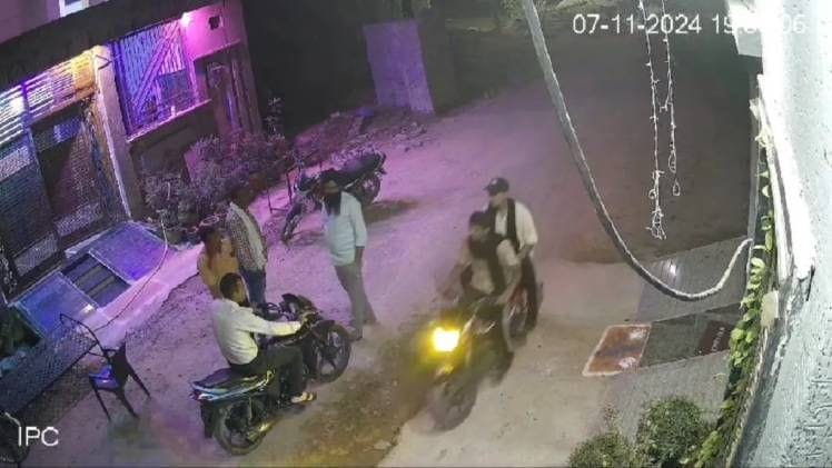 Two bike riding assailants shot dead a prisoner released from jail, watch full video