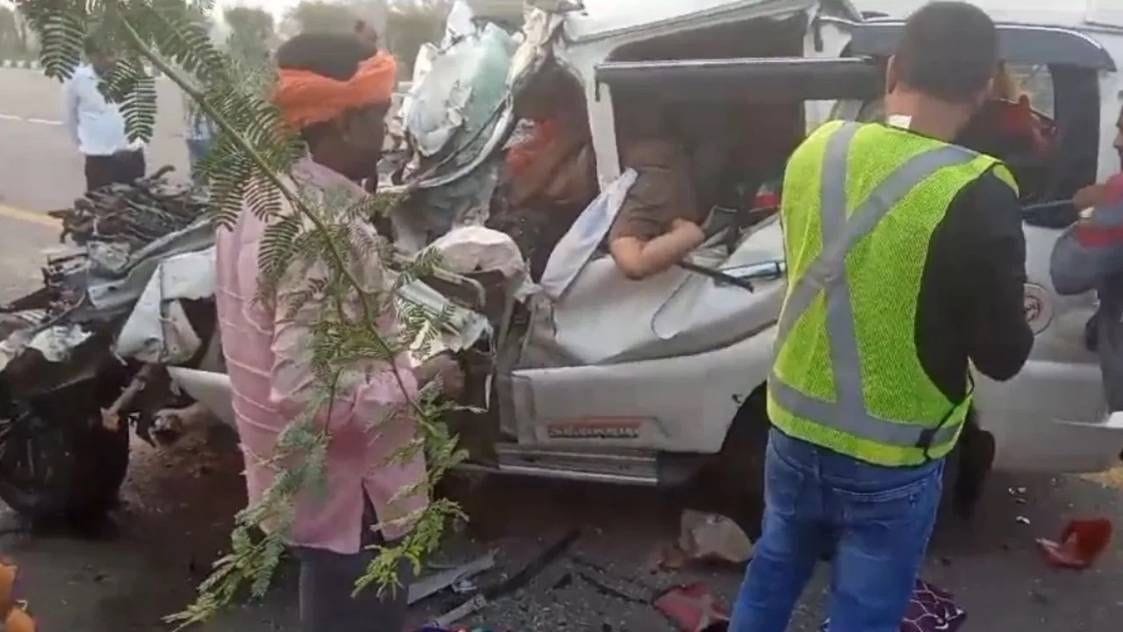 Major accident on Agra Lucknow Expressway, car rammed into container, three dead