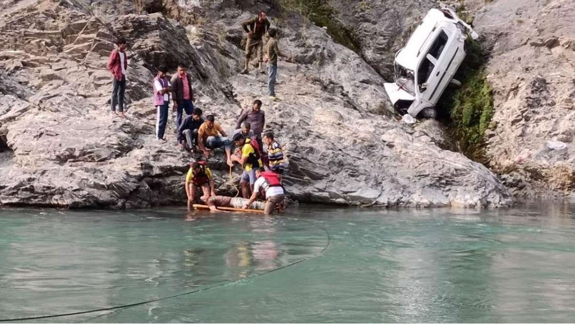 Here a car lost control and fell into a ditch, one dead, father and daughter seriously injured