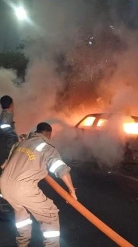 A moving car caught fire, the driver barely survived